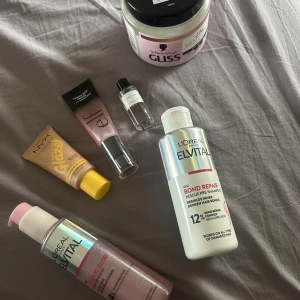 Random kit - Säljer ett kit med NYX Glaze i gul tub och e.l.f. Power Grip Primer i rosa tub. Perfekt för att få glow och en jämn bas. Tubformat, lätt att ta med i väskan. Båda är populära märken bland unga och ger snygg finish till din makeup. Även hårmask, Bond repair och leave in serum och en mini parfym från dior 