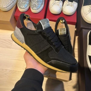 Valentino Rockrunners  - Hejsan! Säkra Höst och Vintersäsongen med dessa Valentino Garavani Rockrunner skor! Skicket är mycket fint och skorna är endast smått slitna på främre tåpartiet! Nypris 8k. Som tillbehör får du med en replacement box✅storlek: 41. Färg: svart, ljusblå, vinröd. Skriv vid minsta intresse av köp 🙌Mvh DC 🔷