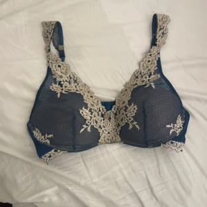 Intimissmi BH - Säljer denna bh från Intimissmi. Axelbanden är justerbara med spets, och bh:n har hakknäppning bak. Materialet är mjukt och transparent med ett diskret rutmönster på kuporna. Pris kan diskuteras 