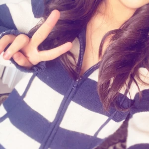 Randig hoodie med dragkedja och huva - Säljer en stickad hoodie med breda marinblå och vita ränder från Brandy Melville . Tröjan har dragkedja framtill och en skön huva. typ höst vibe jag vet inte 🫩✌️