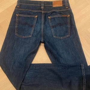 Nudie Jeans  - Riktning najs nudie jeans. Modellen heter ”Avrage Joe”. De är i storlek 32/34. Jeansen är i riktigt fint skick och är använda fåtalgånger.  Kan ta lägre pris vid snabb affär. Passar slim/straight