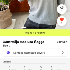 Grå tröja från Gant med USA-flagga - Snygg grå tröja från Gant med broderad USA-flagga på bröstet. Klassisk rund halsringning och ribbade muddar vid ärmslut och nederkant. Perfekt för dig som gillar stilrena och tidlösa plagg.