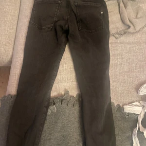Svarta Replay jeans skinny fit - PRIS KAN DISKUTERAS!!Säljer ett par svarta jeans från Replay med klassisk femficksdesign och skinny fit. Jeansen har svarta sömmar, Replay-logga på bakfickan och patch bak i midjan. Snygg, enkel look som passar till allt. Materialet är stretchigt jeans för skön passform.