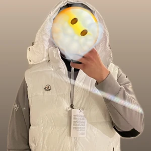 Vit väst - Helt ny! Finns fler bilder bara att fråga 🙌🏼 Levereras inplastad🤩                                                        Frakt inom 24h⏰📦                                                           Personen på bilden är 180cm 80kg. 