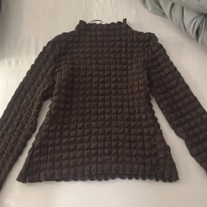 Brun strukturerad tröja från Wera - Säljer en brun långärmad tröja från Wera i storlek S. Aldrig använd