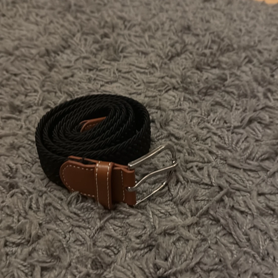 Svart flätat bälte med bruna detaljer