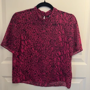 Djurmönstrad blus  - Rosa blus med djurmönster. Aldrig använd från hm. Storlek S