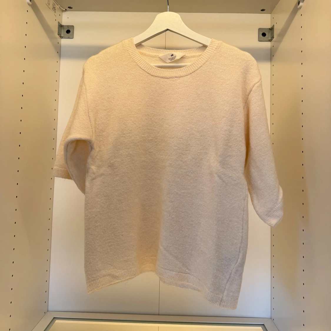 Beige stickad tröja med kort ärm