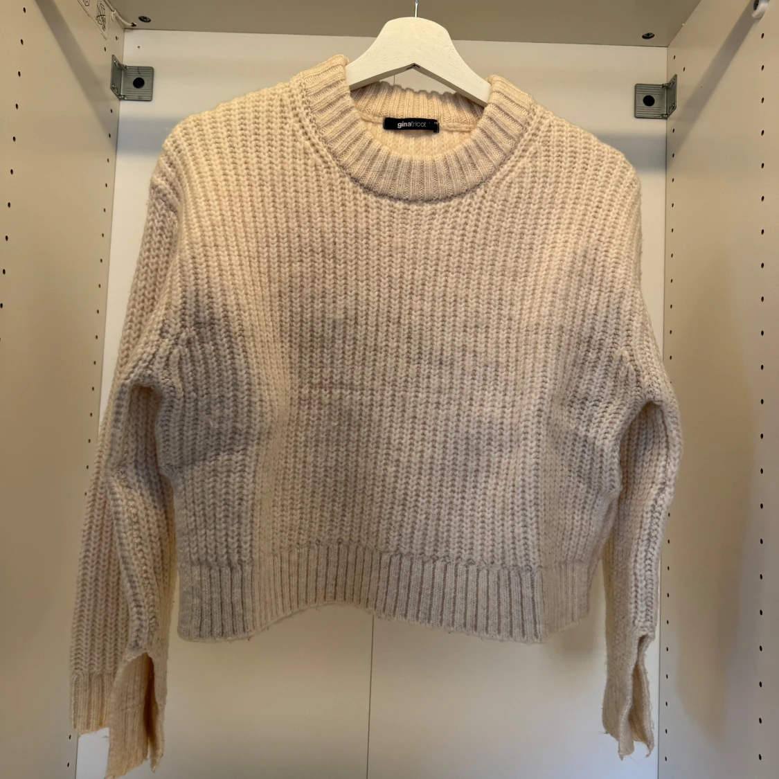 Beige stickad tröja från Gina Tricot