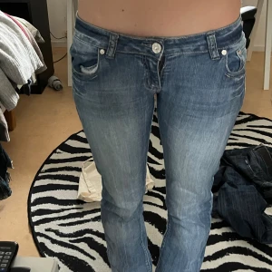 Lågmidjade jeans - Jättesnygga lågmidjade jeans dom är köpta på vintage butik i paris (har inget märke) Med skitsnygga detaljer på fickor och knappar😇👍🏼Sitter bra på mig i längden och jag är 174