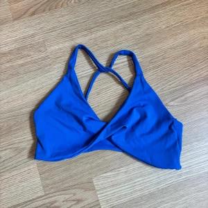 Blå omlott sport bh - Blå korsad sport bh. Storlek XS.