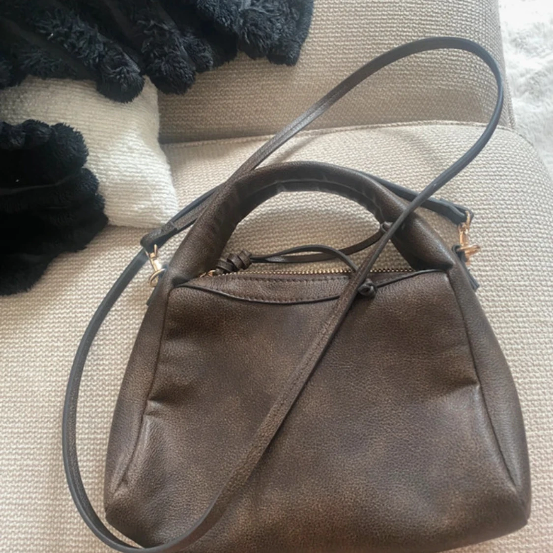Brun handväska i skinn med dragkedja - 1