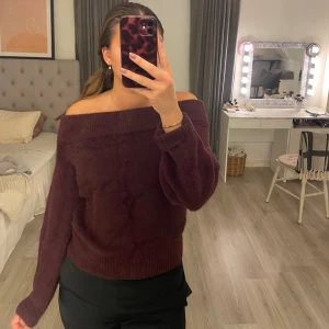 Off shoulder  - Vinröd offshoulder tröja i ett mjukare material! Endast testad🥰storlek xs men passar även s!