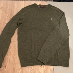 Morris tröja, grön - Säljer en grön Morriströja i 100% merinoull vilket är grymt inför vintern. Tröjan är i väl skick och storlek S