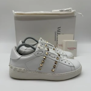 VALENTINO ROCKSTUD  - Valentino rockstud - Skick: 9/10 - Storlek 36 - Tillbehör: Dustbag - Nypris 7700kr - Hör av dig vid minsta fundering