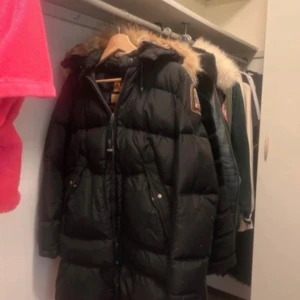 Svart dunjacka Parajumpers med päls pris kan diskuteras - Säljer en svart lång dunjacka från Parajumpers med fluffig päls runt huvan och snyggt broderat märke på ärmen. Jackan har dragkedja, flera fickor och är perfekt för kalla vinterdagar. Modellen är slim fit och riktigt varm.