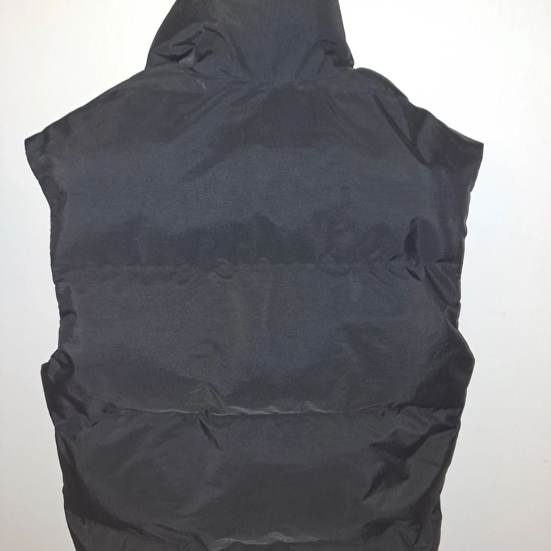 Svart dunväst från H&M - 1