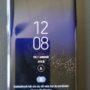 Samsung Galaxy S8 64GB (SM-G950F) - Samsung Galaxy S8 med 64GB lagring. Telefonen är i gott skick och fungerar utmärkt enligt underhållsstatus.Perfekt för dig som söker en pålitlig Android-telefon. Perfekt för dig som inte vill slänga ut massor av pengar på en telefon. Skickar även med ett par oanvända hörlurar samt ett skal. Självklart rensad.