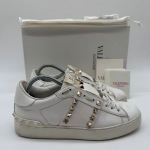 VALENTINO ROCKSTUD - Valentino rockstud - Skick: 8,5/10 - Storlek 36 - Tillbehör: Enbart skorna - Nypris 7700kr - Hör av dig vid minsta fundering