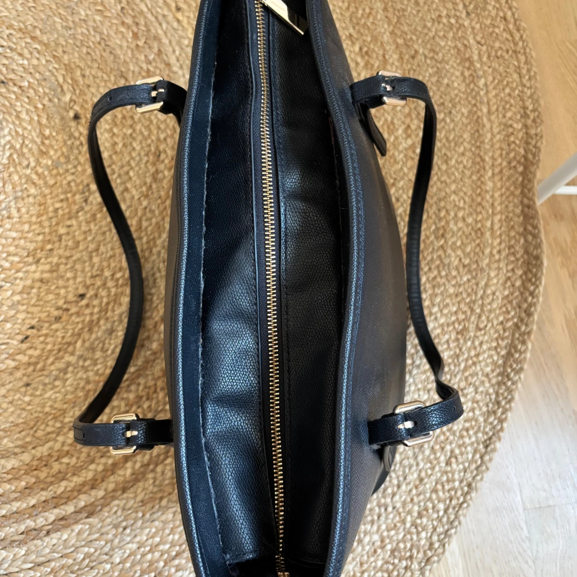 Svart axelväska från H&M i skinnimitation - 1