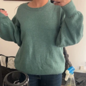 Grön stickad tröja LCW Vision L - Mysig grön stickad tröja från LCW Vision i storlek L. Tröjan har rund hals, långa ärmar med lite puffig form. Perfekt för dig som gillar en loose och chill stil. Otroligt skön material! 