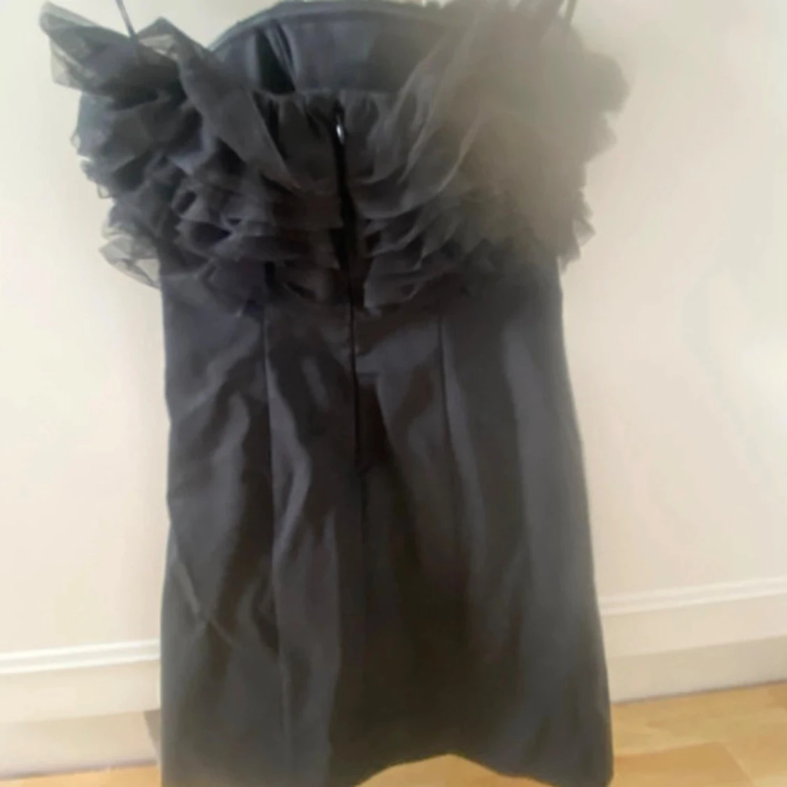 Svart kort klänning med volang - 1