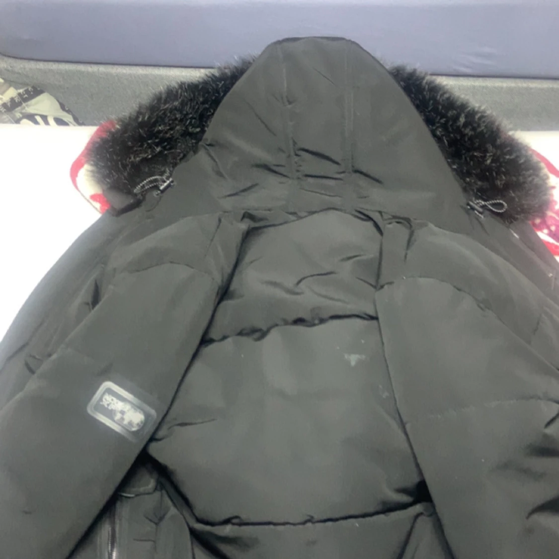 Svart pufferjacka med fuskpäls från McKenzie - 1