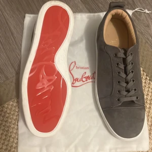Christian louboutins - Ett par Christian louboutins i nytt skick med storlek 40 perfekt för alla årstider ett par högklassiga skor med perfekt pass form 