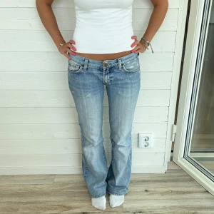 Ljusblå Replay jeans - Ljusblå lågmidjade replay jeans i storlek XS. De är lagade på två ställen, skriv för bilder