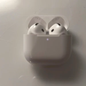 AirPods 4 (ANC) - Apple AirPods 4 i fint skick med original laddningsetui. Trådlösa hörlurar med hög ljudkvalitet, lång batteritid och smidig anslutning till Apple-enheter. Inga synliga repor eller skador, fungerar utmärkt. Perfekt för musik, samtal och träning.