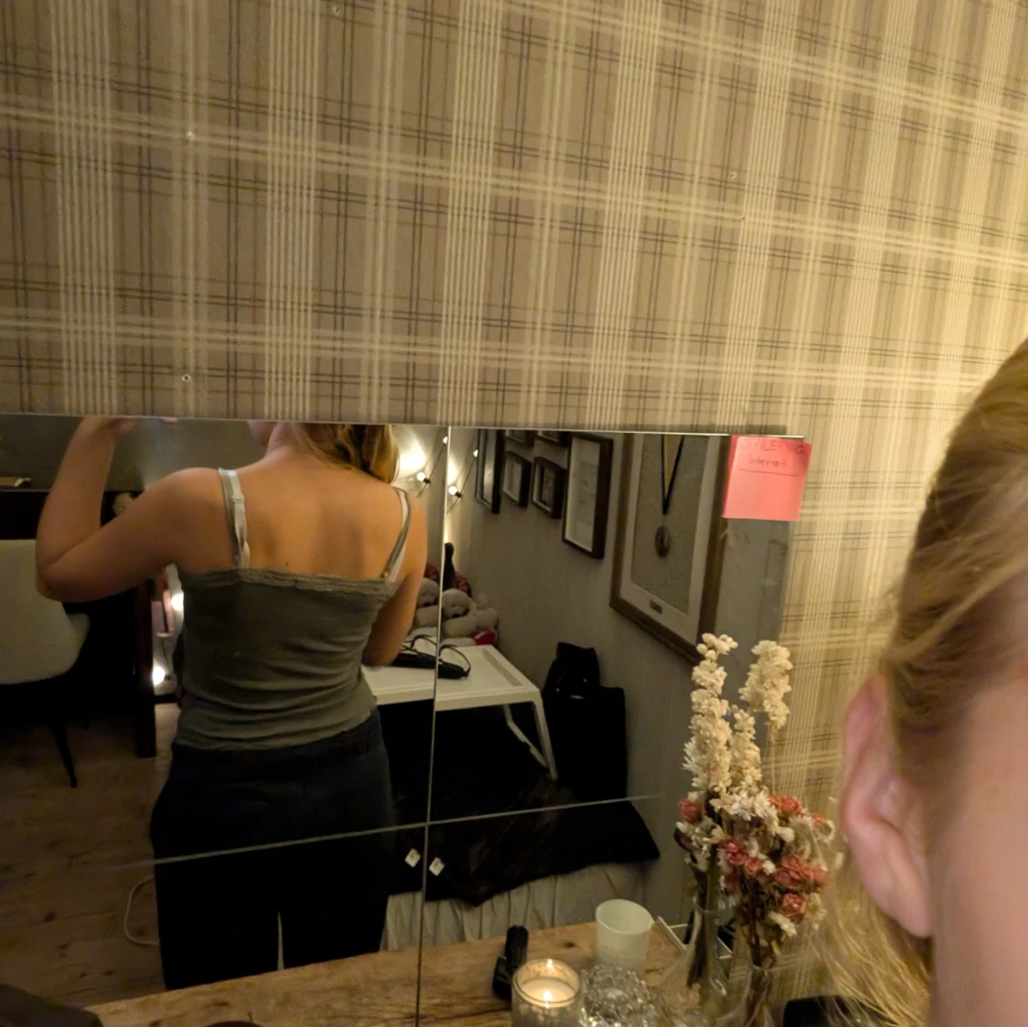 Ett grönt ribbat spets linne - 1