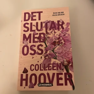 Det slutar med oss - En gripande och känslosam berättelse om Lily som följer sina drömmar till Boston och öppnar en blomsterhandel. När hon möter Ryle förändras allt, men hennes förflutna hotar det nya livet. Perfekt för unga vuxna som gillar starka känslor och relationer. Bra skick! Endast läst en gång. Priset går att diskuteras