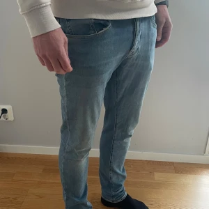 Dondup jeans - Dondup jeans-Limited edition! | SEK-599 | Personen på bilden är ca 184cm lång | storlek 34 men är mer som 33 | Hör av dig vid frågor//SF