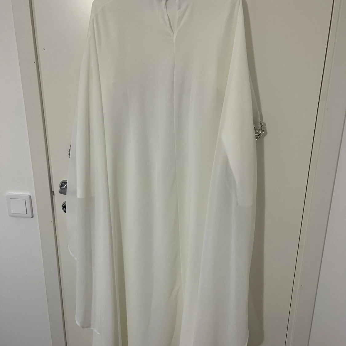 Vit långklänning med silverdetaljer - 1