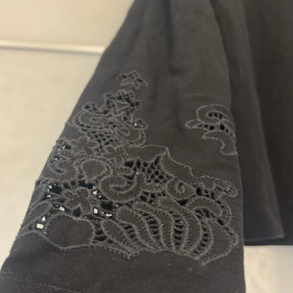 Svart långärmad tröja med broderi - 2