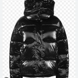 Calvin Klein Jeans vinterjacka - En superfin vinterjacka från Calvin Klein, håller dig varm i alla väder då den både är vattenresistent och tjock. Avtagbar luva, justerbar i botten och i luvan. Den är aldrig använd och därför säljer jag den pga för lite användning,  inga tecken på användning. Köptes ny för 4 200kr, skicka ett meddelande om du vill ha bild på jackan i nypris då den endast säljs hos ett fåtal leverantörer såsom FARFETCH.