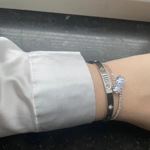 Cartier liknande armband  - Snyggt armband med glittrande stenar runt om. Den är 18-19 cm runt handleden.  Det andra armbandet ingår ej