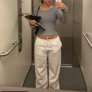 Randig croppad topp från Nelly XS - Säljer en svartvit randig croppad topp från Nelly i storlek XS. Toppen har långa ärmar, rund halsringning och är ribbad i materialet. Perfekt för dig som gillar en enkel men snygg stil med lite edge.