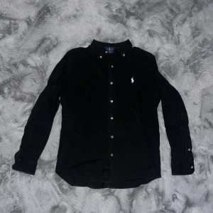 Svart skjorta från Ralph Lauren - Skjortan är i ”pike” matrial. Nypris 1500. Pris kan gå ner samt bilder o info nås via pm