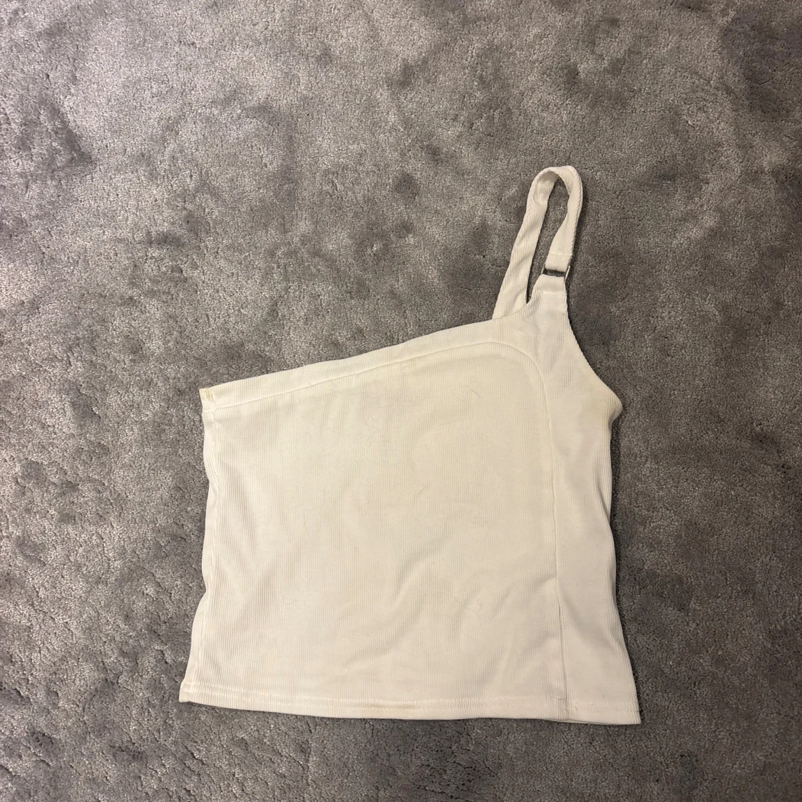 Vit oneshoulder topp från Edikted