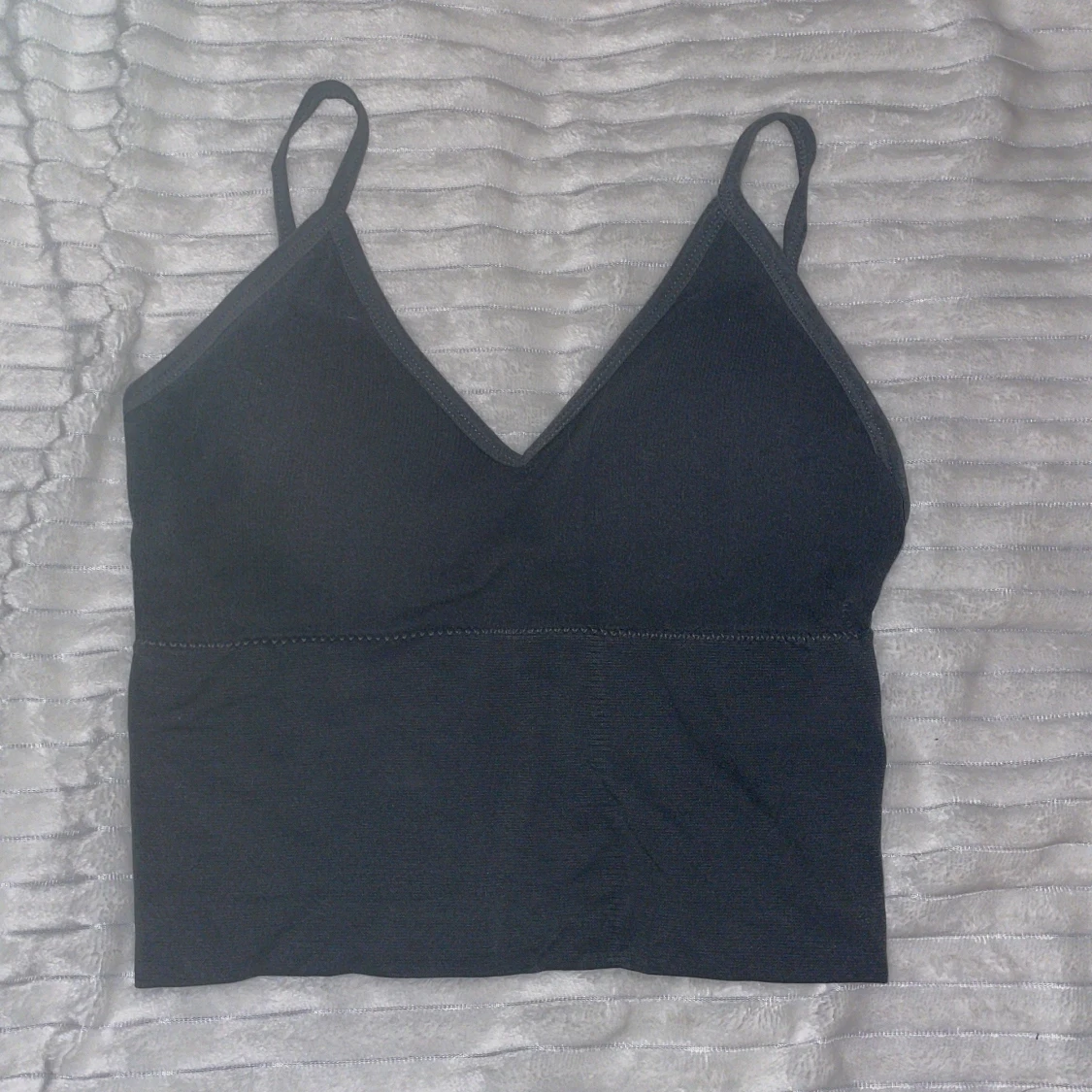 Två tränings-toppar med smala band