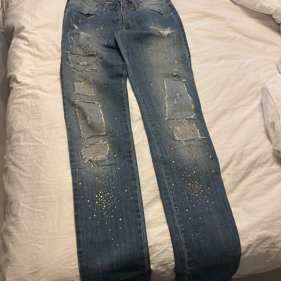 Blå MET jeans med strass och slitningar - 1