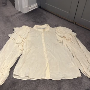 Blus/skjorta från & other stories  - Säljer en jätte fin vit blus som är väldigt fin vid axlarna 🩷