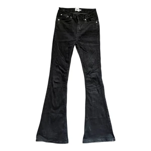 Svarta bootcut jeans - Svarta jeans med klassisk bootcut-passform och femficksdesign. Jeansen har normal midja och är tillverkade i slitstarkt denimtyg. Perfekta för dig som gillar en retroinspirerad look med utsvängda ben.