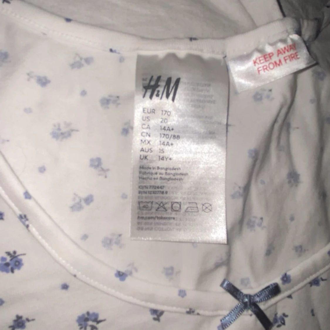 Vit blommig pyjamas topp med rosett  - 1