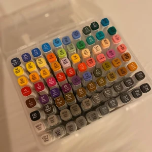 Jolly Craft Studio Twin Tip Markers 80-pack - Alla pennor är oanvända därför jag råkade beställa två exemplar. Färgstarkt set med 80 dubbla spetsmarkörer från Jolly Craft Studio. Perfekt för teckning, design och hobby. Markörerna har bred färgpalett och levereras i praktisk förvaringslåda. Original pris: 300:-