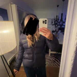 Mörkblå jacka  - Säljer denna as snygga mörkblåa jackan från Peak Performance den är i jättebra skick eftersom den inte kommer till användning💙skicka prisförslag