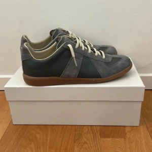 Maison Margiela gats sneakers grå - säljer dessa nästan helt oanvända maison margiela gatsen ej org1nal men i toppen kvalitet går gärna ner i pris vid snabb affär använda 3-4 gånger