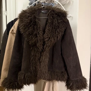 Pälsjacka Gina tricot  - Populär pälsjacka från Gina tricot i stl XL men passar mig som har S