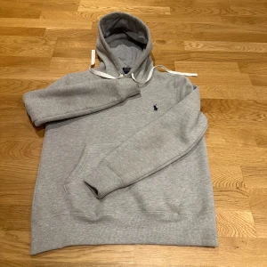 Grå hoodie från Polo Ralph Lauren - Står Storlek S men passar Xs.